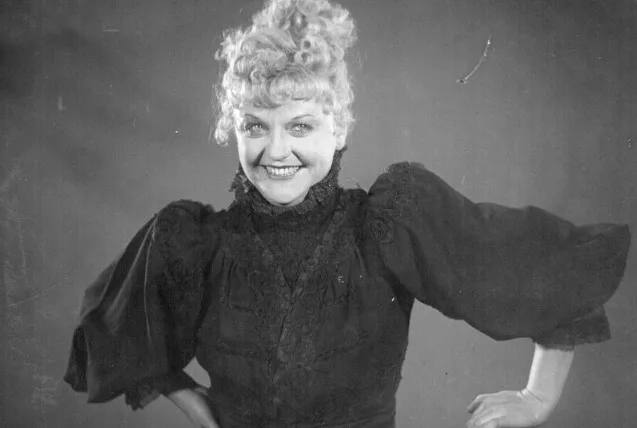Мария Бабанова читает сказку Ель
